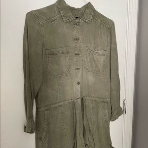 AMERICAN EAGLE- ARMY GREEN BUTTON UP ROMPER WITH POCKETS 💚 super comfy and cute